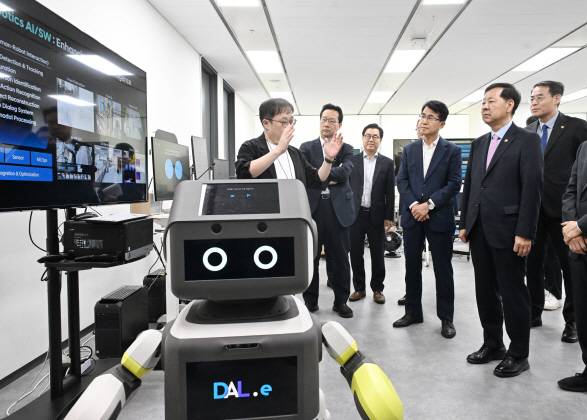 구윤철 부총리, AI 로봇·자동차 업계 간담회…“가용수단 총동원 전폭 지원”